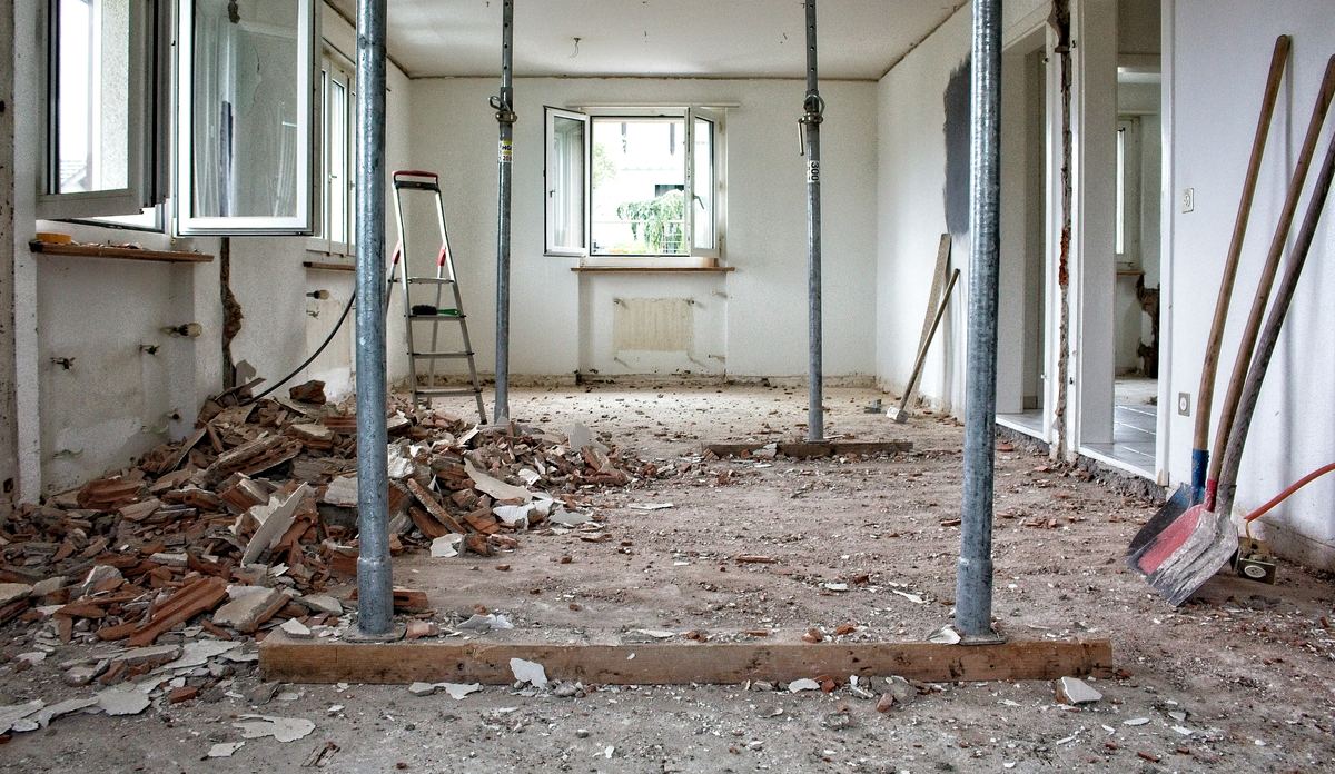 Kamer tijdens de afbraak, met stempels onder het plafond