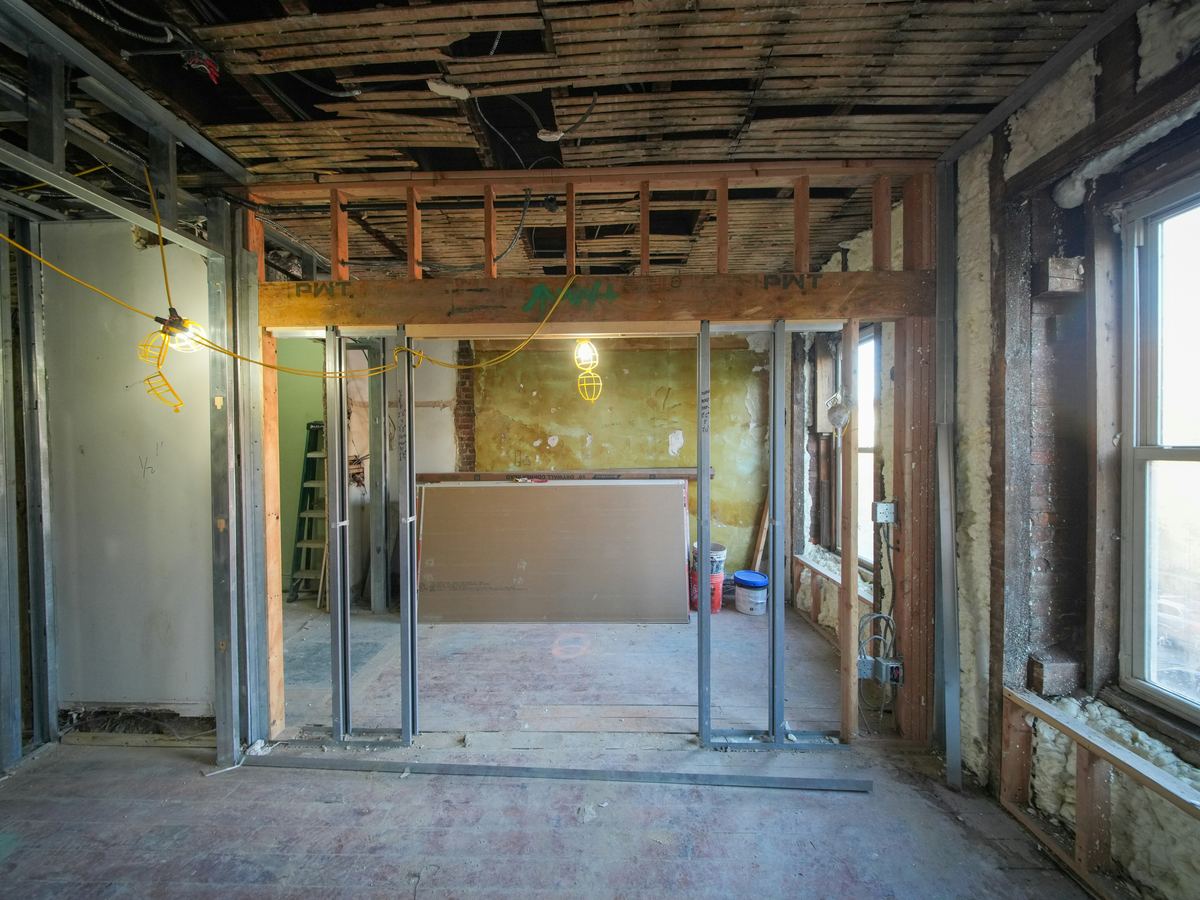 Nieuwe binnenwanden in metalen profielen tijdens een renovatie